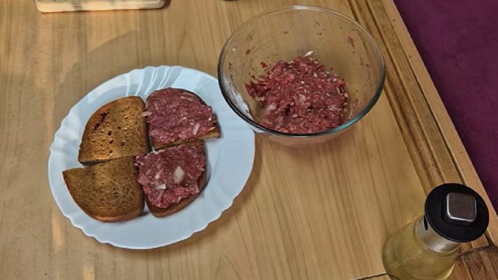 Domácí tatarák ze svíčkové s cibulí