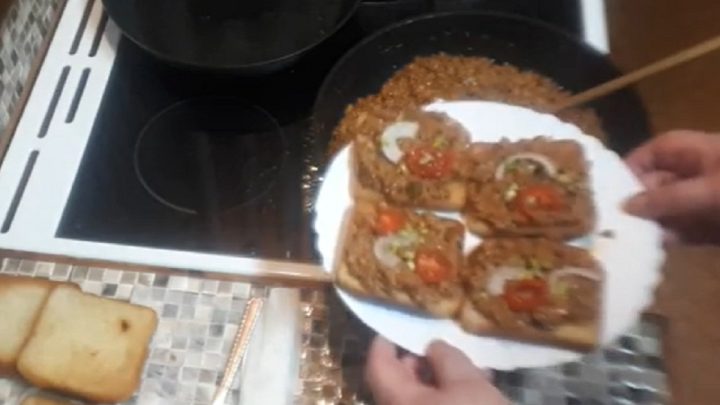 Domácí ďábelské tousty s mletým masem