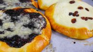 Tradiční moravské koláče s tvarohem a povidly