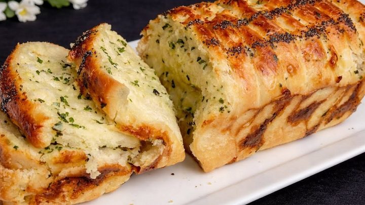 Trhaný česnekový chléb z kynutého těsta Trhaný česnekový chléb z kynutého těsta