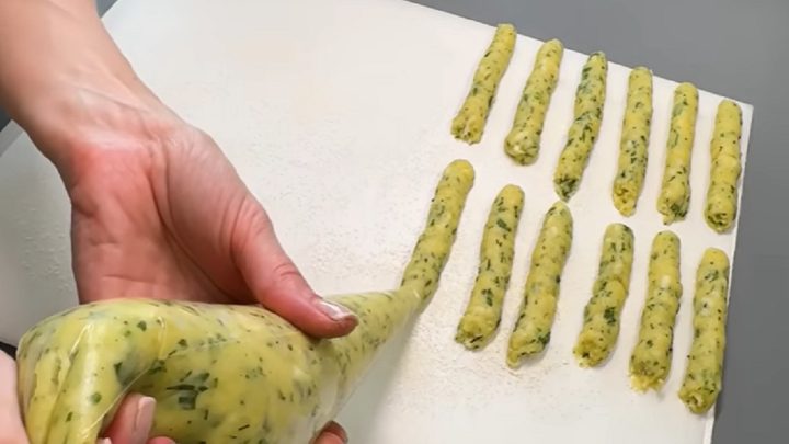 Smažené bramborové tyčinky s mozzarellou