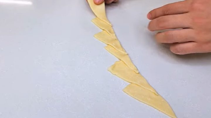 Jednoduché tvarohové růžičky sypané cukrem