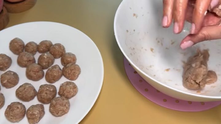 Zeleninová polévka s masovými knedlíčky a rýží