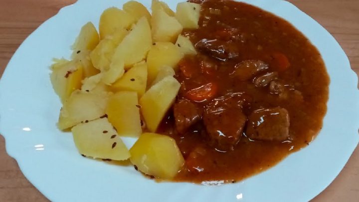 Vepřová plec na mrkvi a pórku s rozmarýnem Vepřová plec na mrkvi a pórku s rozmarýnem