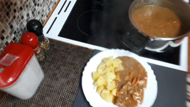 Vepřová plec na mrkvi a pórku s rozmarýnem