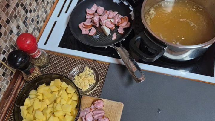 Rychlá česnečka s klobásou a vejci