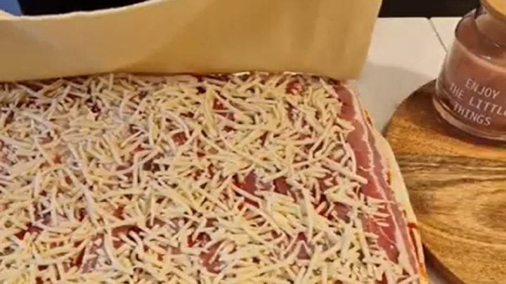 Slaninové tyčinky se sýrem a rajčaty