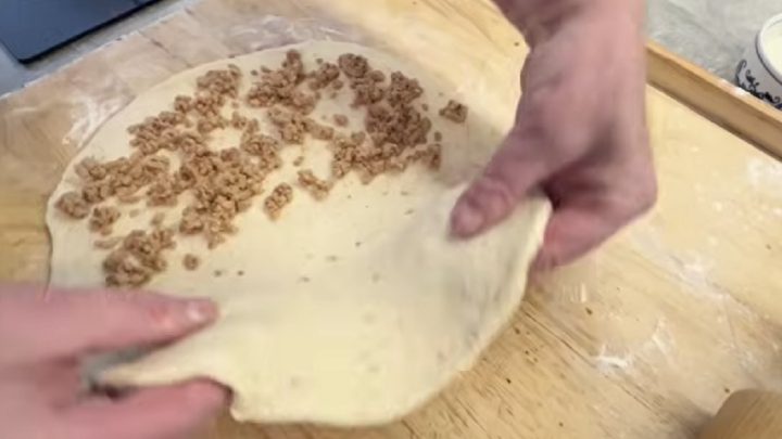 Masopustní škvarkové pagáče z kynutého těsta