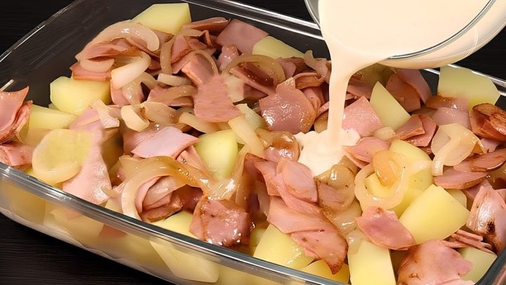 Zapečené brambory se šunkou a bešamelem Zapečené brambory se šunkou a bešamelem