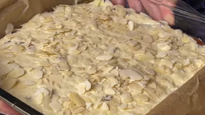 Rozinkový koláč s jablečnou marmeládou