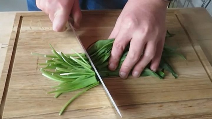 Pomazánka z medvědího česneku s ořechy