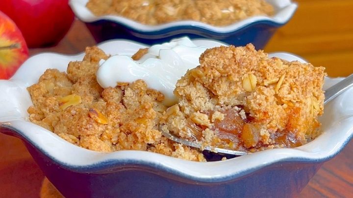 Bezlepkový jablečný crumble se skořicí