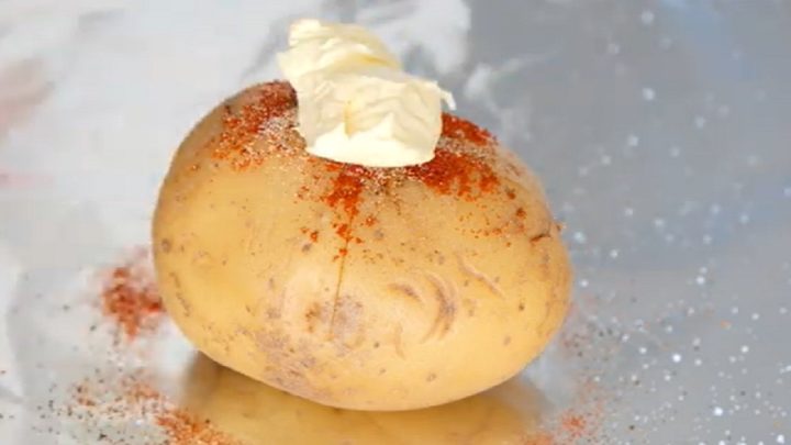 Pečené brambory plněné tvarohem a pažitkou