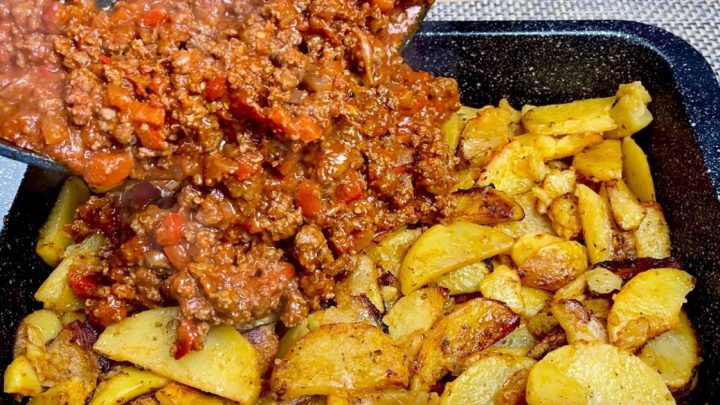 Brambory s mletým masem a sýrem