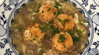 Česká cibulačka se zapečeným pečivem