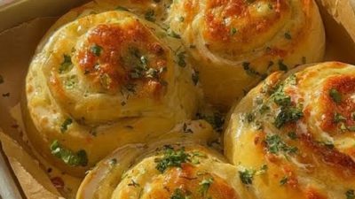 Česnekové šneky se sýrem a petrželkou