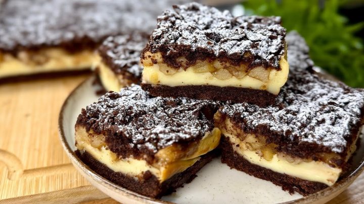 Čokoládový koláč s pudinkem a jablky