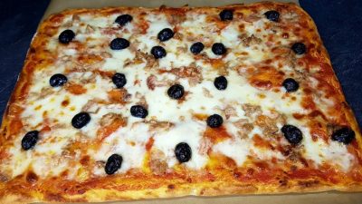 Domácí pizza na plech se sýrem