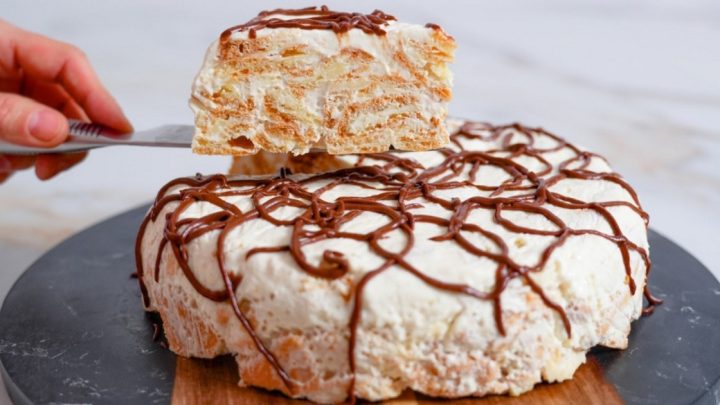 Dort z odpalovaného těsta se zakysanou smetanou Dort z odpalovaného těsta se zakysanou smetanou