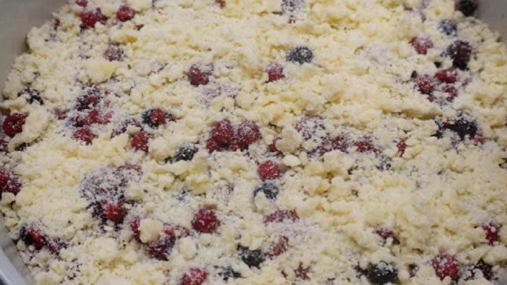 Drobenkový koláč s mraženým ovocem