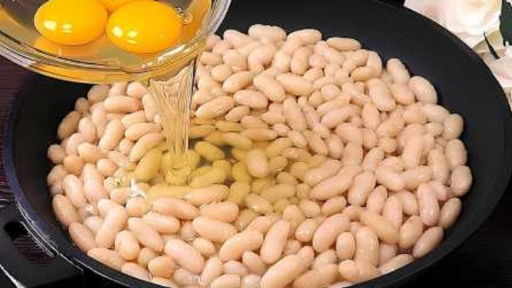 Fazolová pizza se slaninou a rajčaty