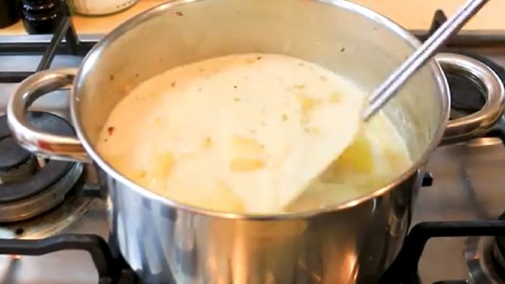 Polévka z medvědího česneku se smetanou a bramborem