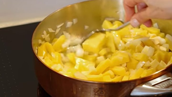 Rychlá bramborová kaše s kopřivami