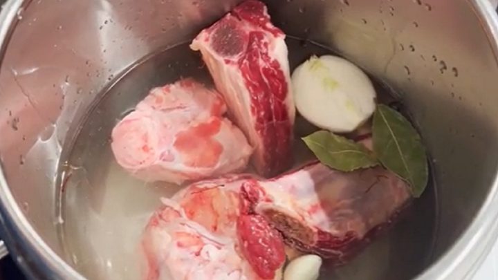 Česká cibulačka se zapečeným pečivem