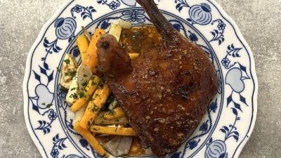 Kachní stehna na medu s pečenou zeleninou