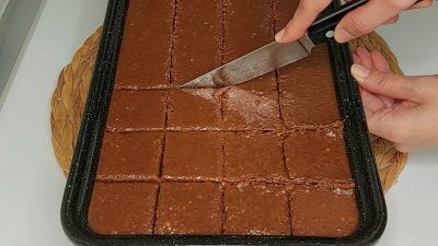 Koláč s ořechovou polevou a čokoládou