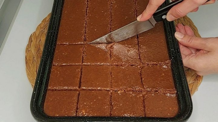 Koláč s ořechovou polevou a čokoládou