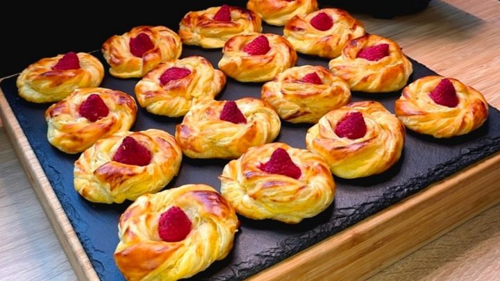 Koláčky z listového těsta s tvarohem a malinami