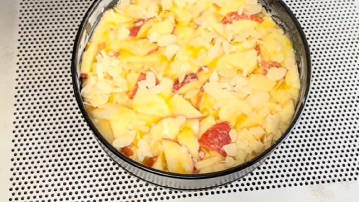 Rychlý šťavnatý jablečný koláč s mandlemi