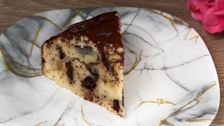 Jednoduchý koláč s čokoládovou polevou