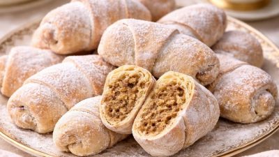 Křehké rohlíčky s ořechovou náplní