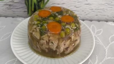 Kuřecí aspikové dortíky se zeleninou