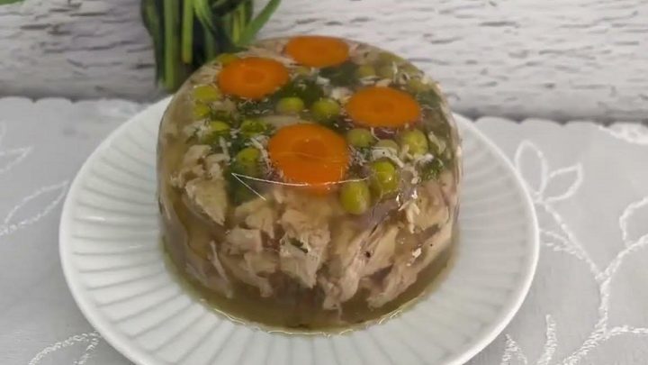 Kuřecí aspikové dortíky se zeleninou