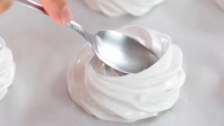 Mini Pavlova se šlehačkou a ovocem