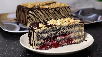 Makové řezy s kávovým krémem a třešněmi