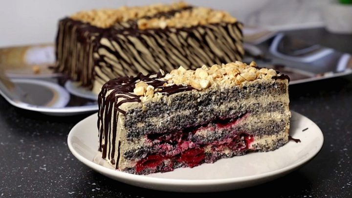 Makové řezy s kávovým krémem a třešněmi