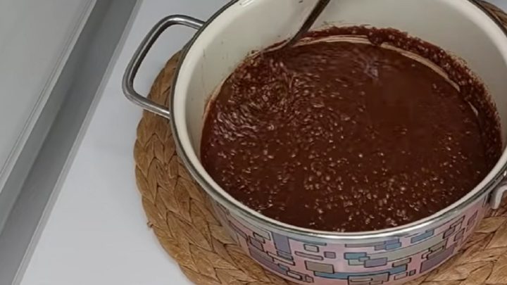 Koláč s ořechovou polevou a čokoládou