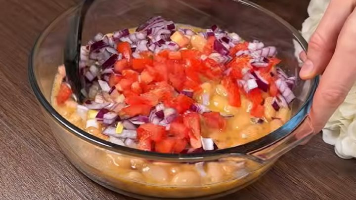 Fazolová pizza se slaninou a rajčaty