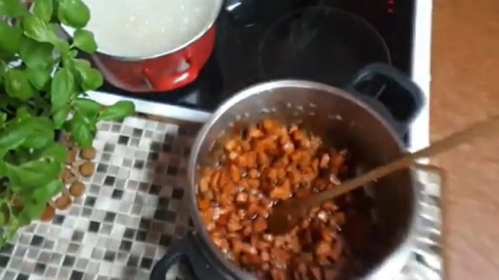 Grenadýrmarš se špekáčky a brambory