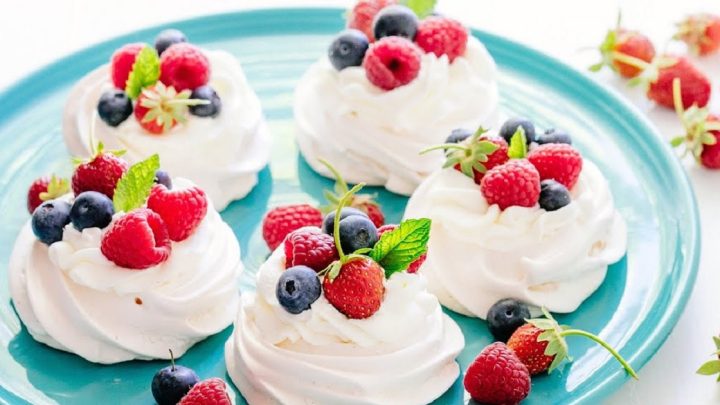 Mini Pavlova se šlehačkou a ovocem