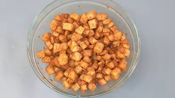 Ořechová bábovka s jablky a skořicí