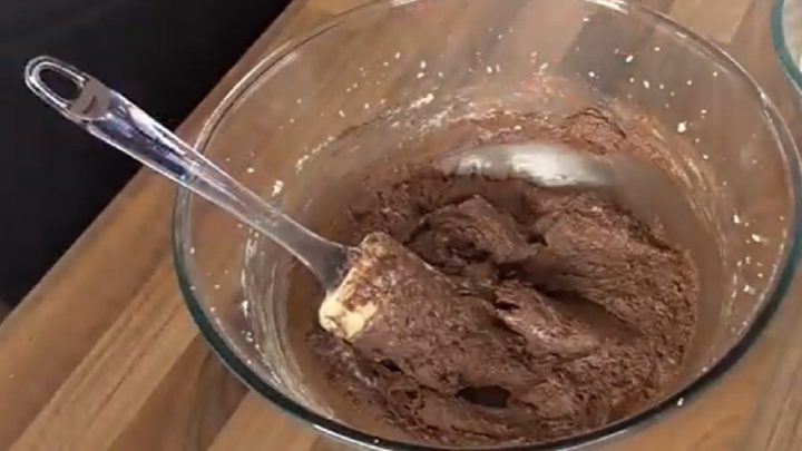 Strouhaný koláč s tvarohovou náplní a marmeládou