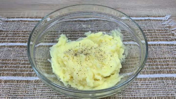 Koláč z listového těsta plněný bramborami