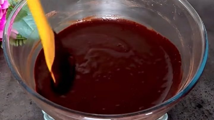 Dvoubarevný koláč s čokoládovou polevou