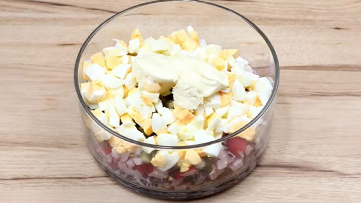 Velikonoční vajíčkový salát s majonézou