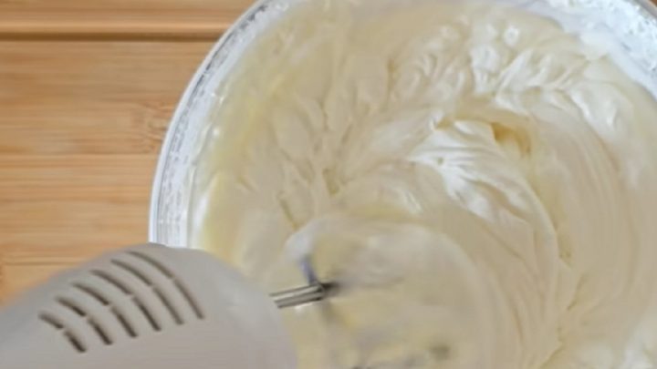 Šlehačkový nepečený dezert s čokoládou